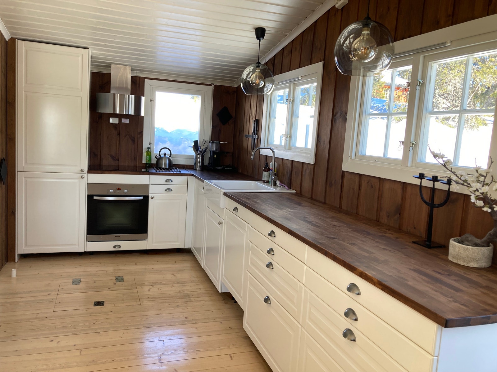Nytt kjøkken (2017) med kombiskap, induksjonstopp, stekeovn og oppvaskmaskin. Fullt utrustet som i en privat bolig med nok av glass og tallerkner osv. til både hverdags og høytid. Galleribilde