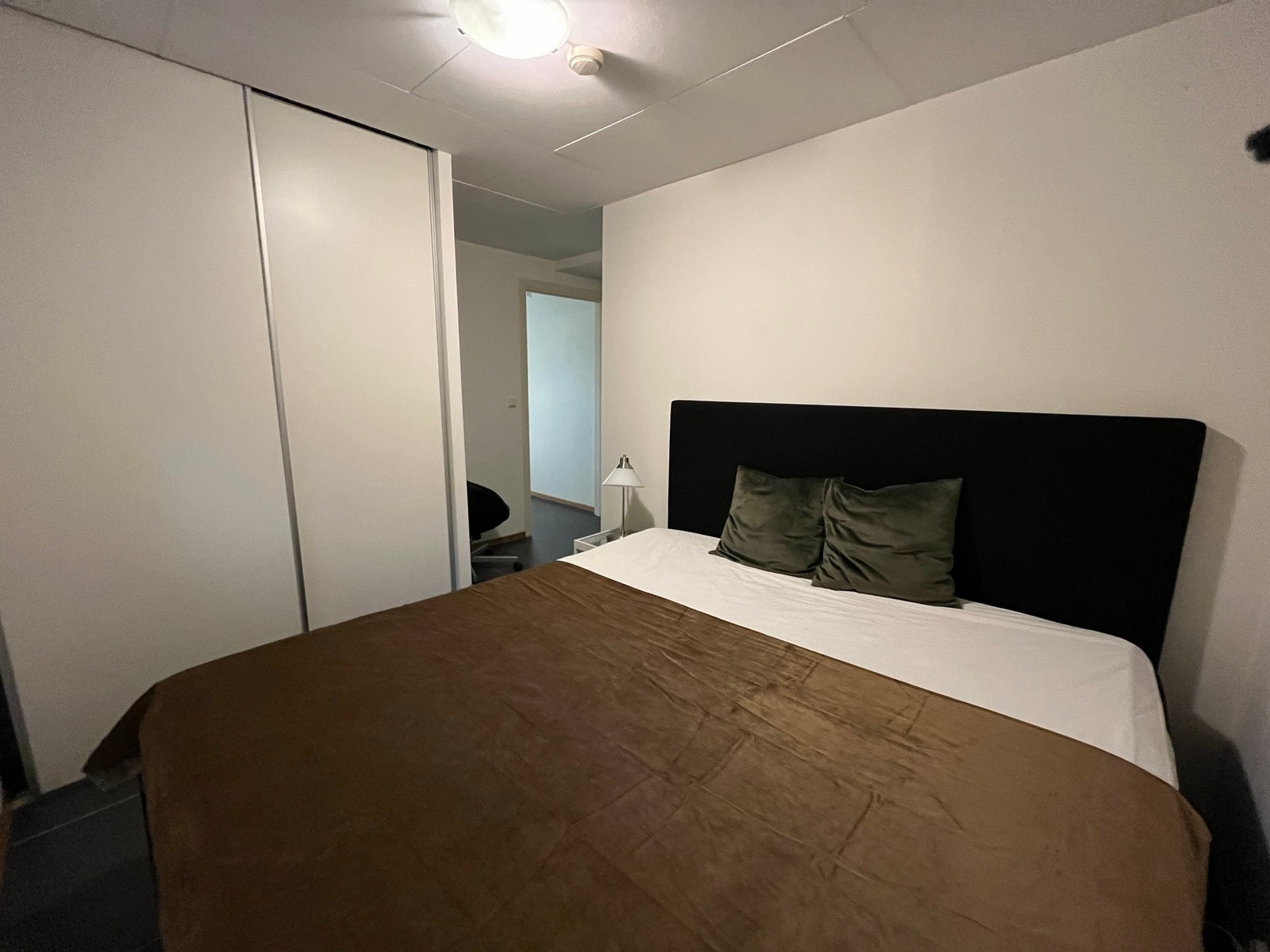 Soverom 2 og skyvedørsgarderobe og plass til en skrivepult Galleribilde