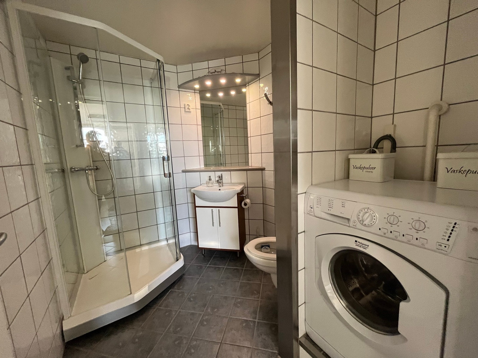 Fra fliselagt bad med varmekabler gulv - kombi maskin Galleribilde