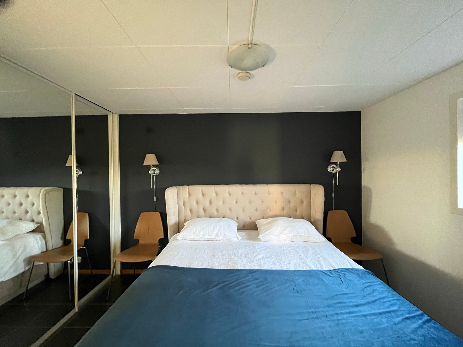 Soverom med 180 Jensen seng og skyvedørsgarderobe Galleribilde