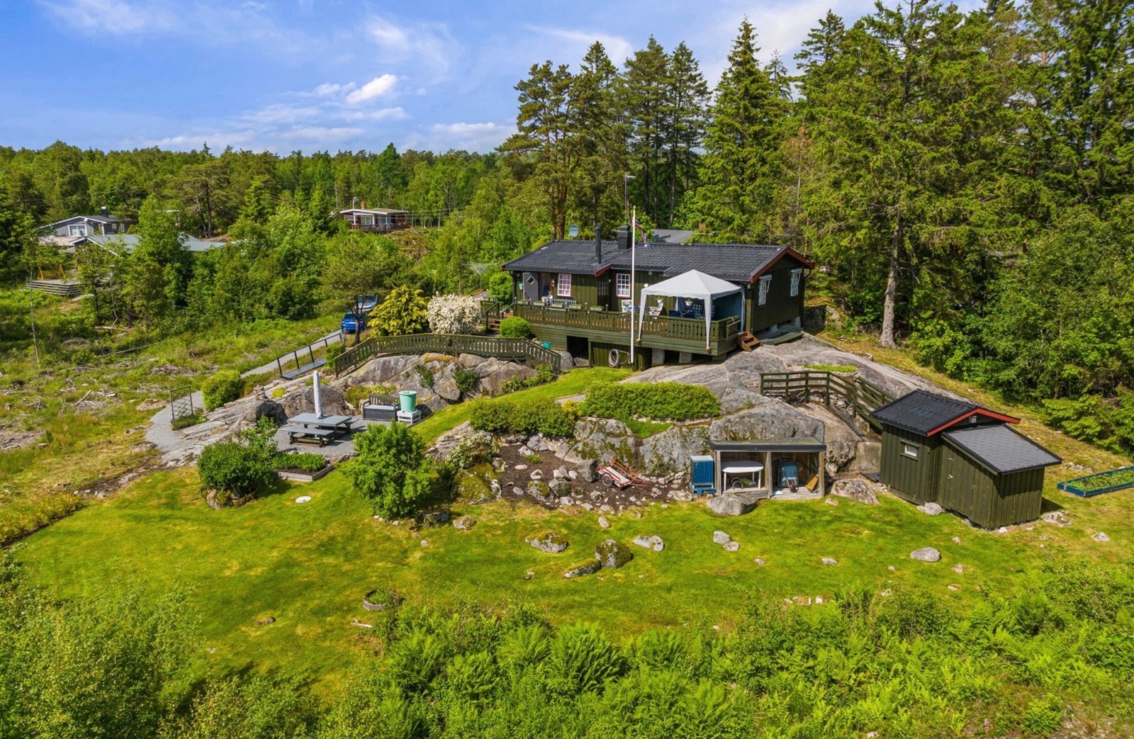 Uteområdet. Stor veranda med sittegrupper. Galleribilde