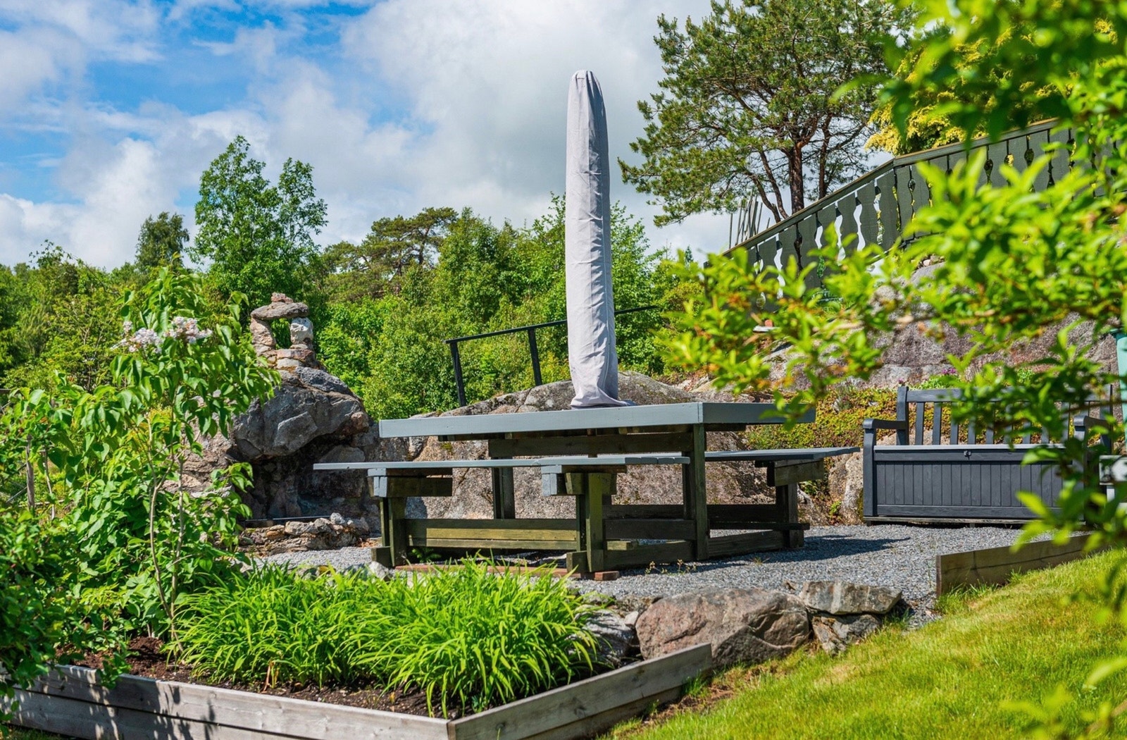 Uteplass med peisgrill Galleribilde