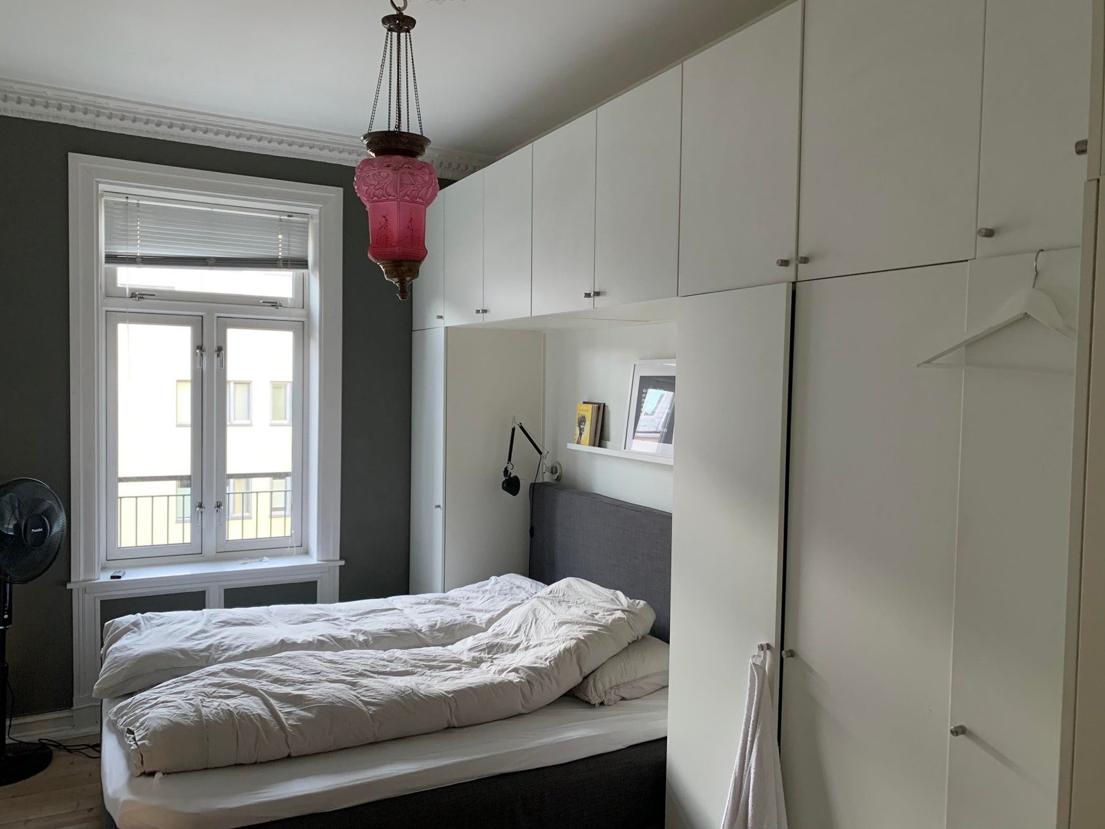 Rommet som leies ut ligger vendt ut mot en stille bakgård Galleribilde