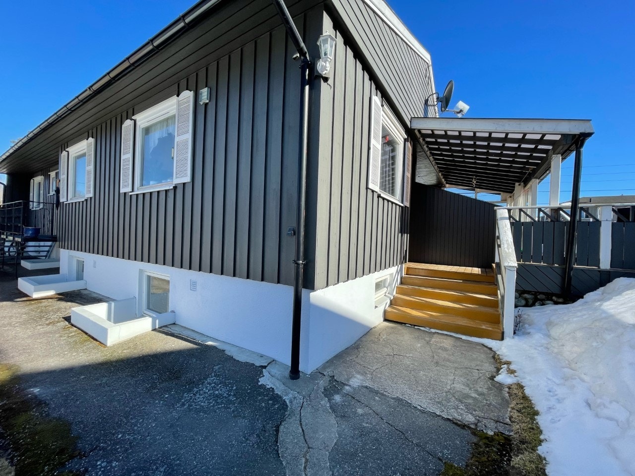 Leiligheten har separat inngang på siden av huset Galleribilde