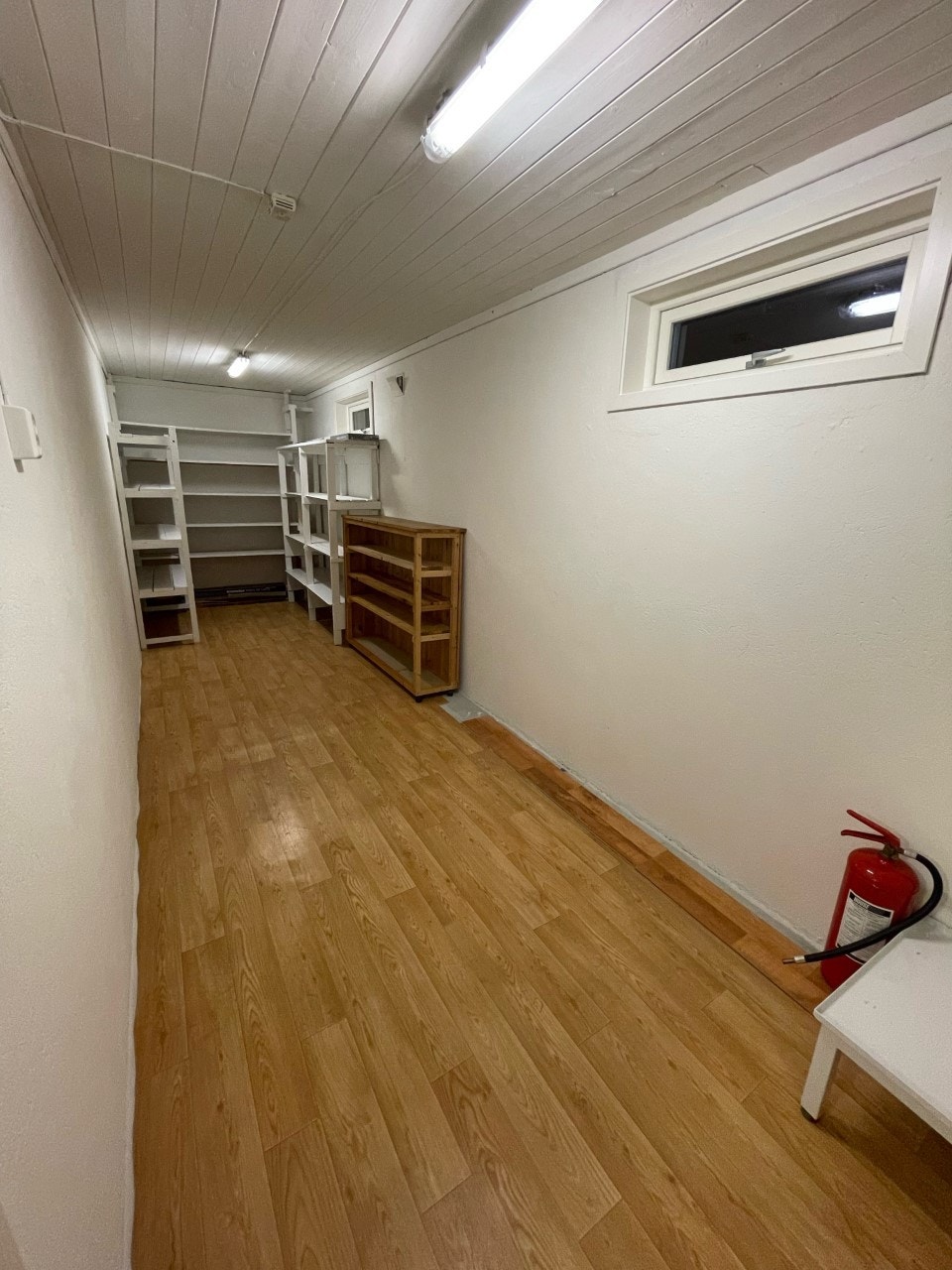 Veldig stor bod med mye lagringsplass Galleribilde