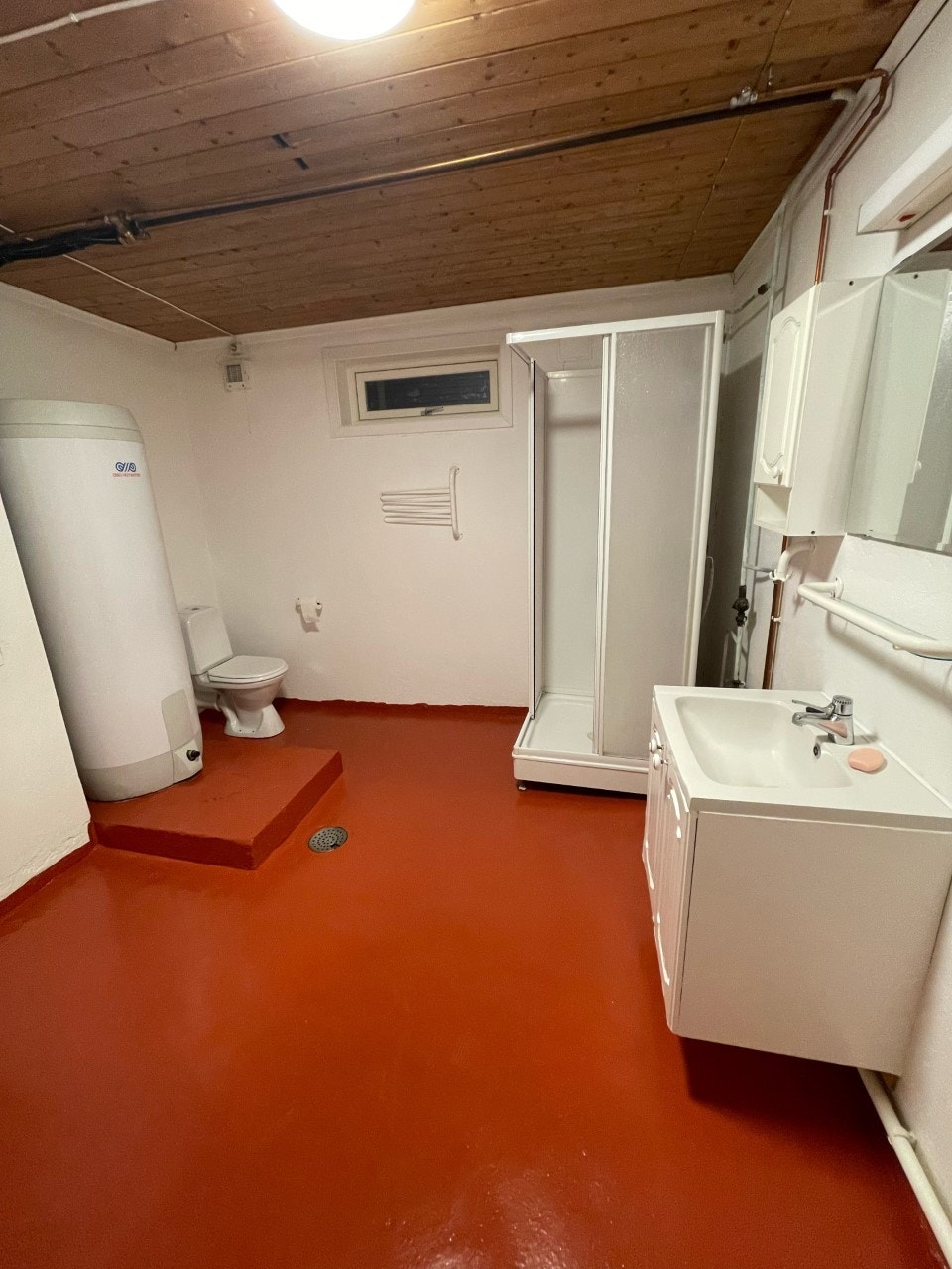 Bad med dusjkabinett og toalett Galleribilde