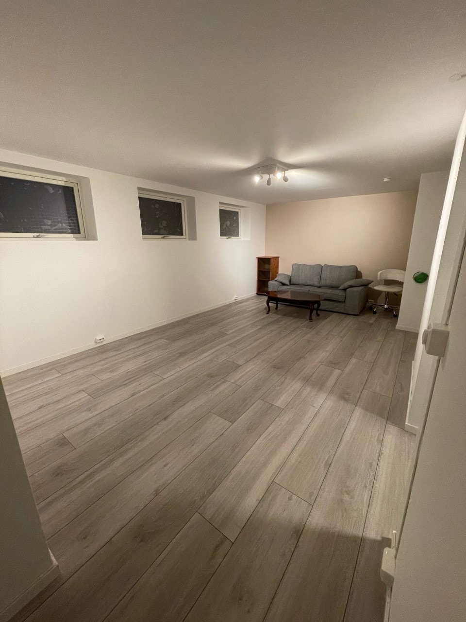 Stor stue med sofa hvis man vil bruke den Galleribilde