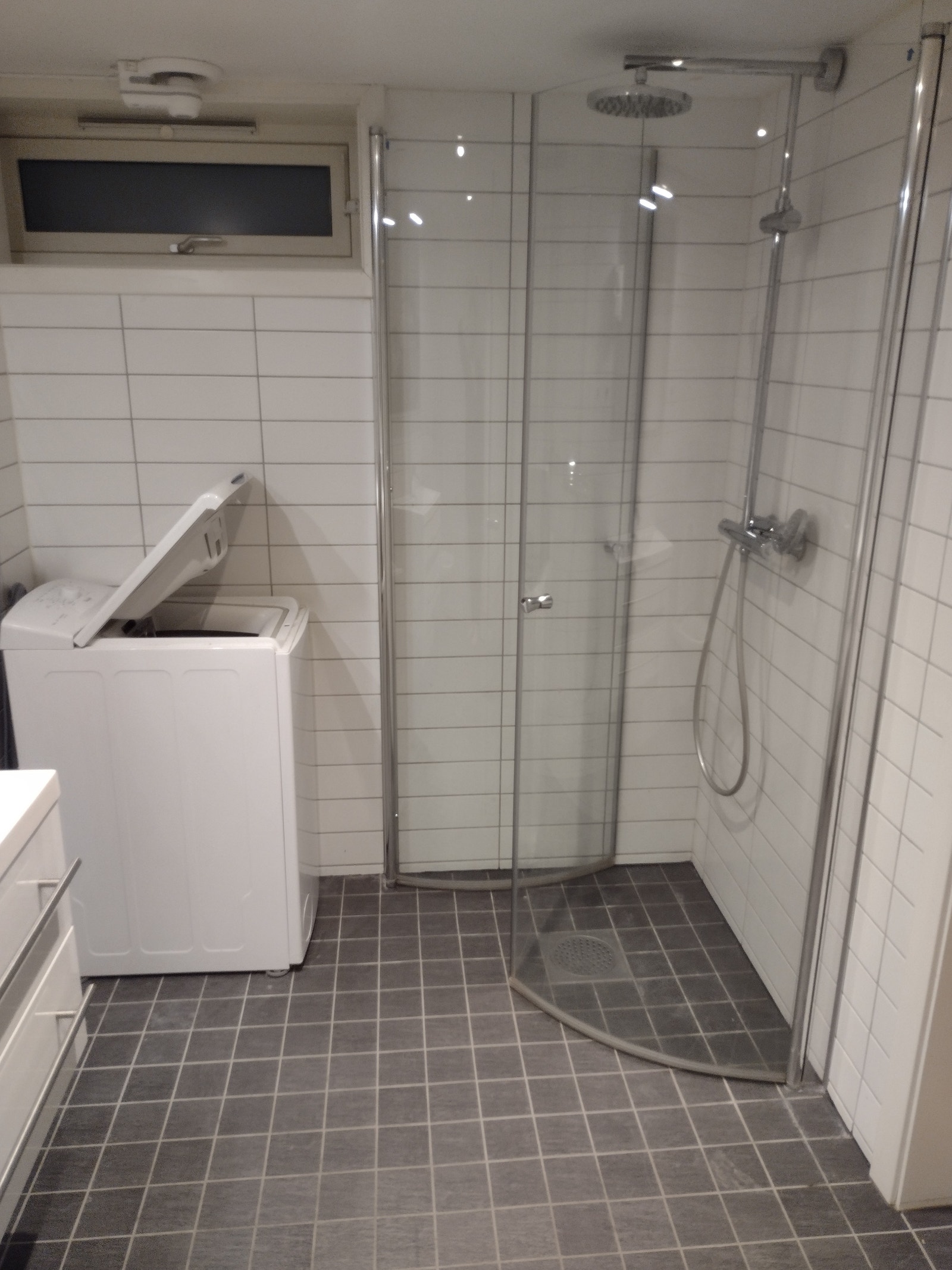 Flislagt romslig bad Galleribilde