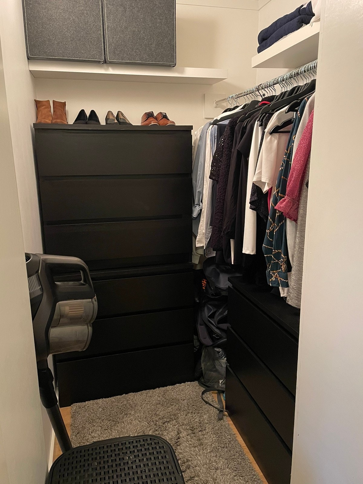 Garderobe med møbler Galleribilde