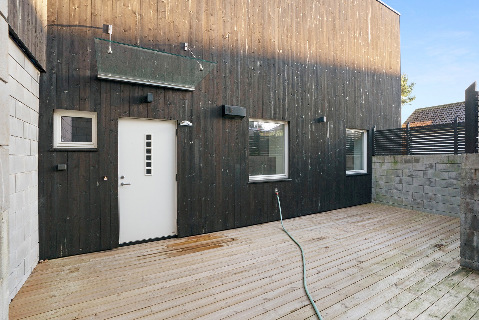 Inngangsparti og terrasse Galleribilde