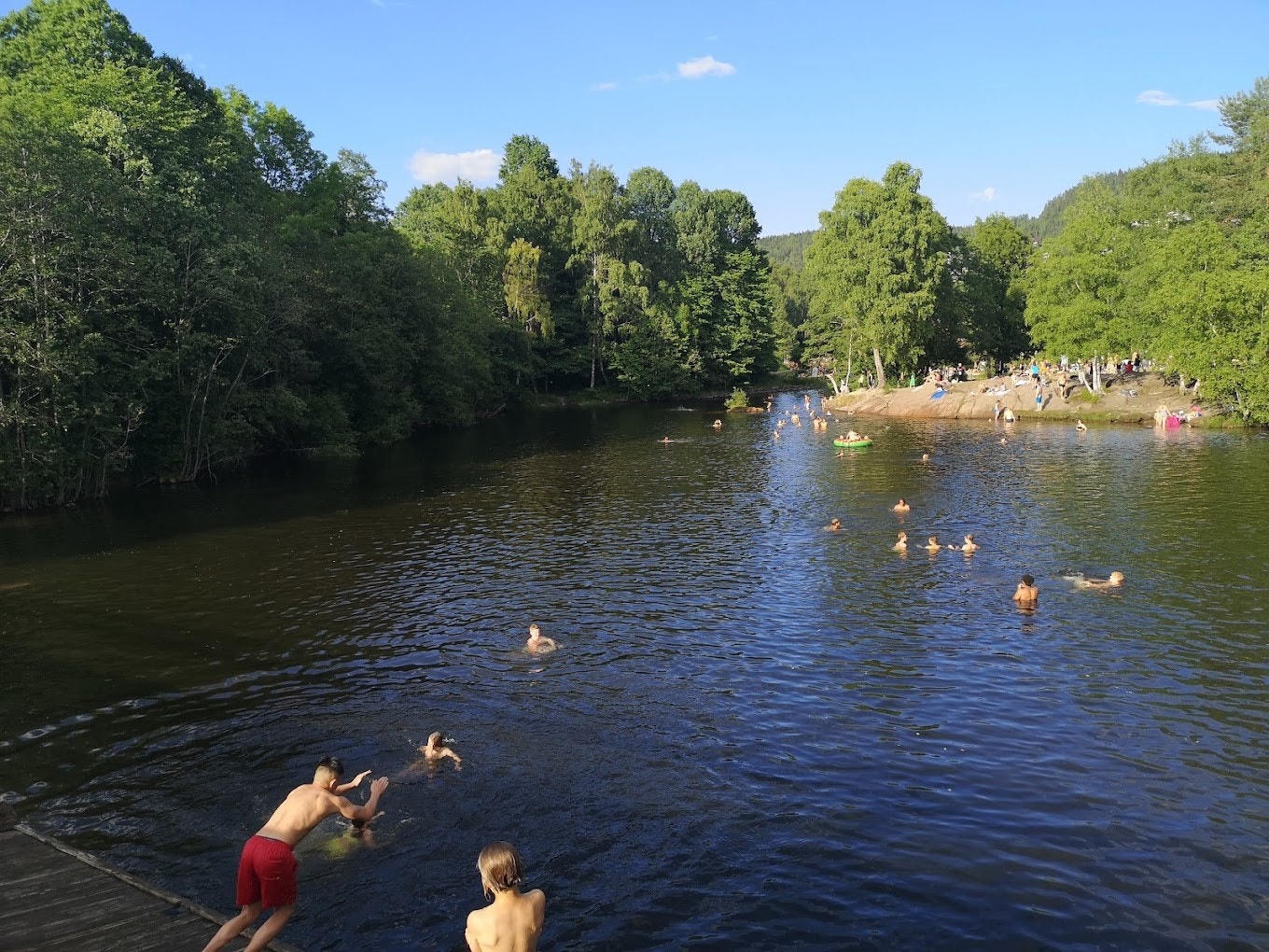 Frysja badeplass. Reneste badeplassen i Oslo. Vannet kommer fra drikkevannskilde. Gåavstand 15 min. el. 5 min. med buss og/eller trikk. Galleribilde