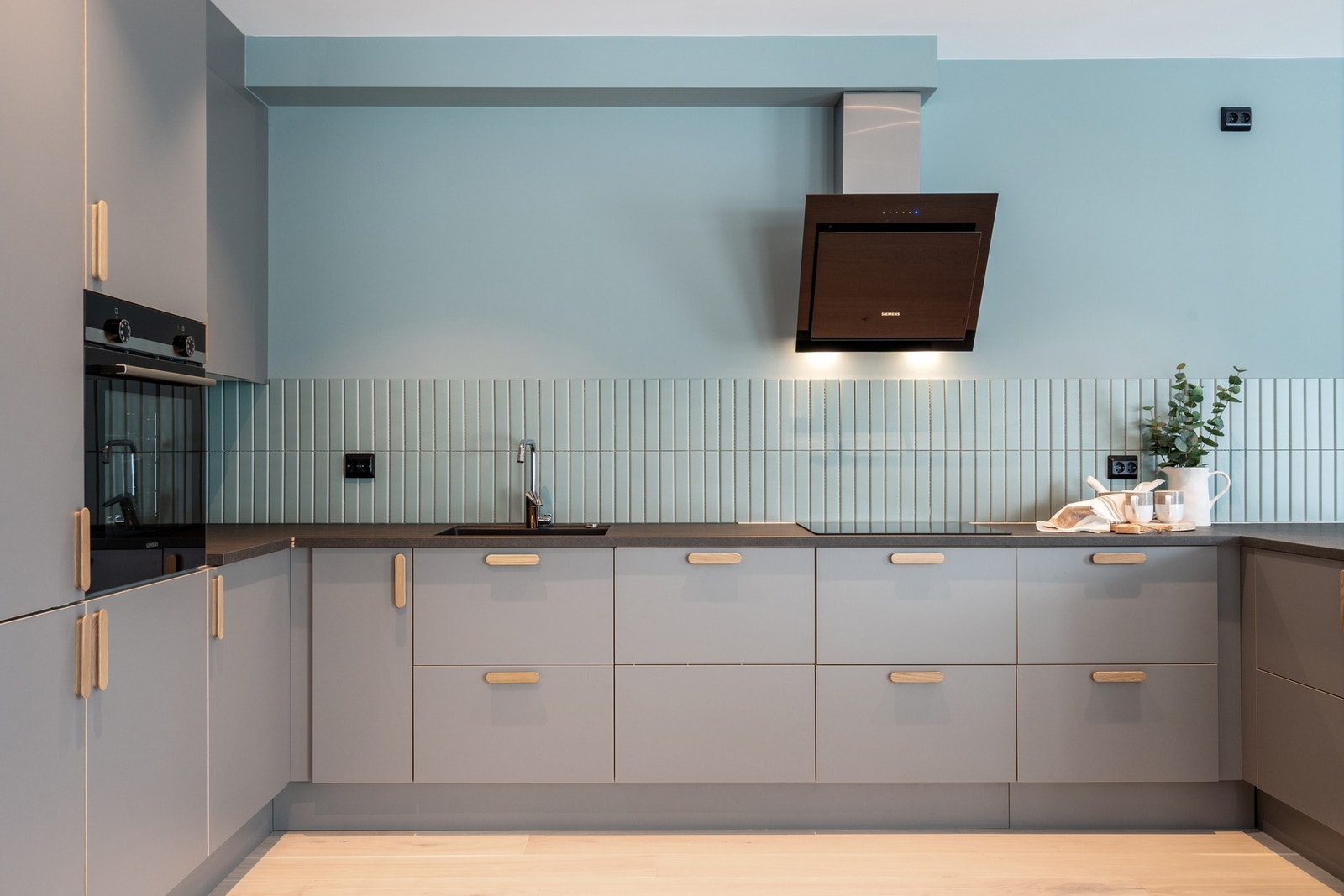 Trendy og lekkert kjøkken fra JKE. Integrerte hvitevarer fra Siemens. Galleribilde