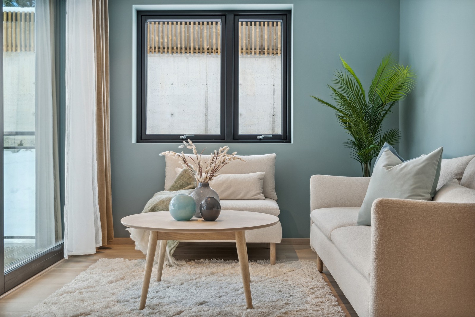 Store vindusflater gir mye naturlig lys inn i rommet. Galleribilde