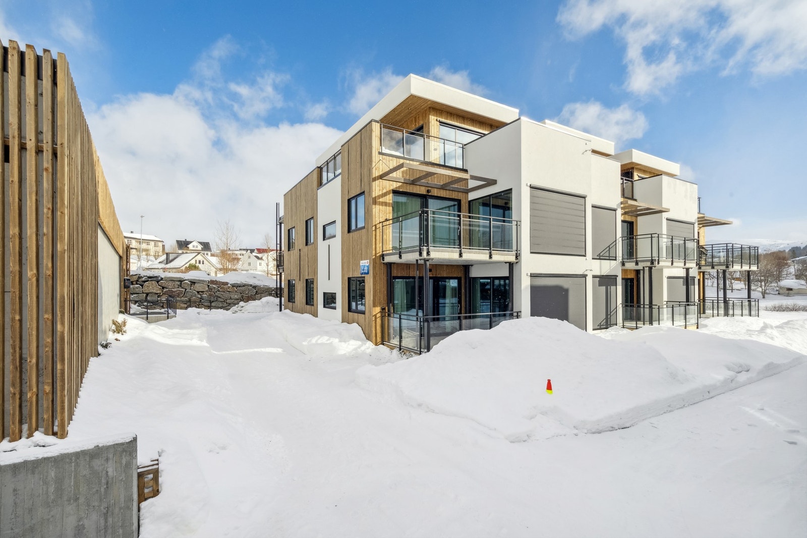 Leiligheten ligger fint til på hjørnet av 1. etasje. Her bor du i et seksjonert sameie med totalt 10 enheter. 6 leiligheter i dette bygget og 4 leiligheter i det andre. Galleribilde