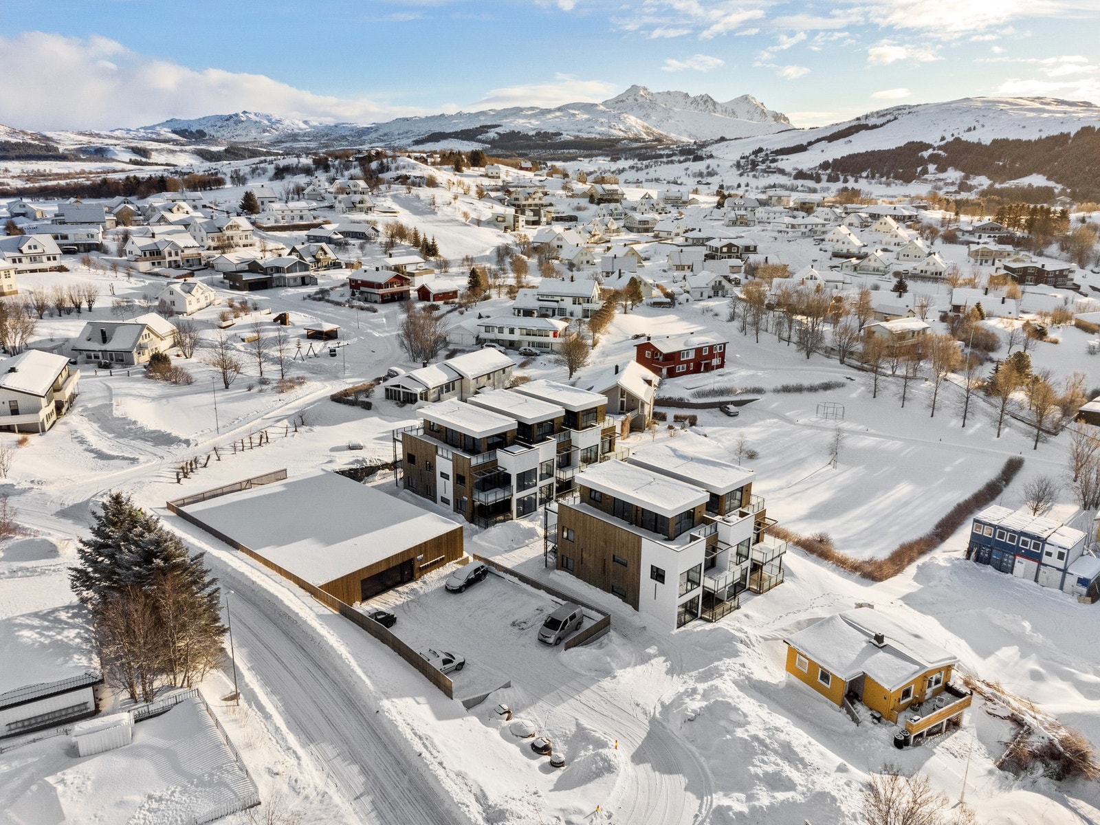 Fra eiendommen har du kort vei til de folkekjære turterrengene i Leknesmarka og Hagskaret. Galleribilde