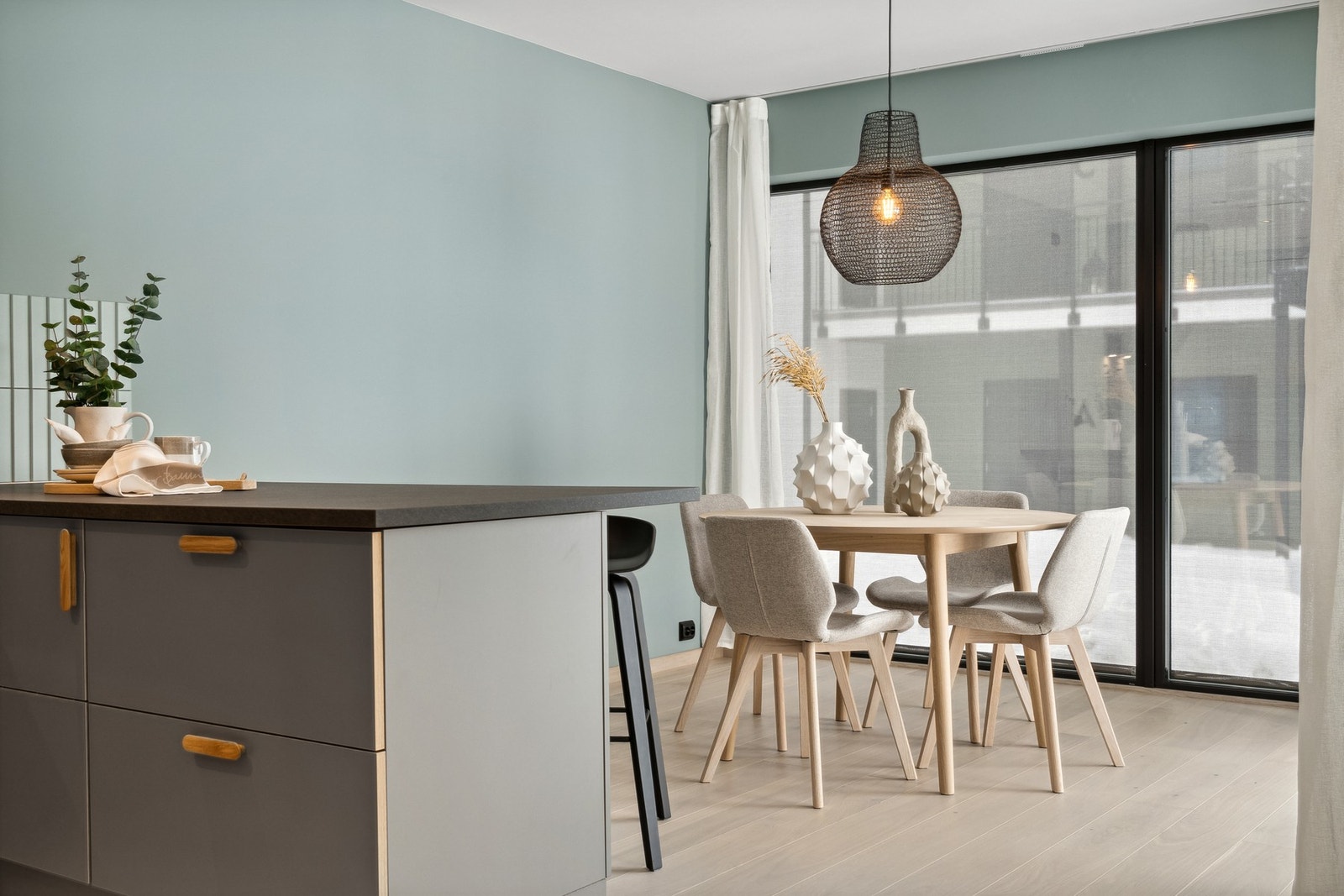 God plass til spisegruppe ved kjøkkenet. Galleribilde