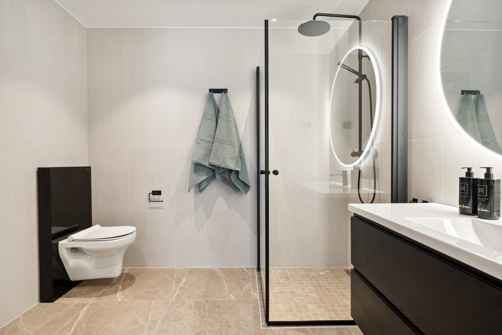 Delikat bad som er komplett flislagt med 60x60 flis og mosaikkflis i dusjsonen. Galleribilde