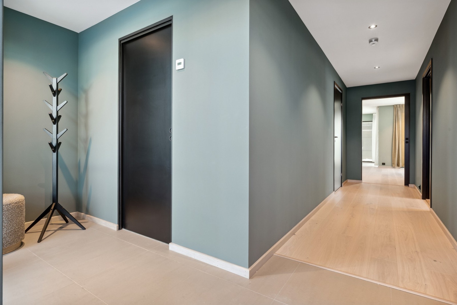 Vi kommer inn i denne flislagte entréen med inngang til bod/teknisk rom. Galleribilde