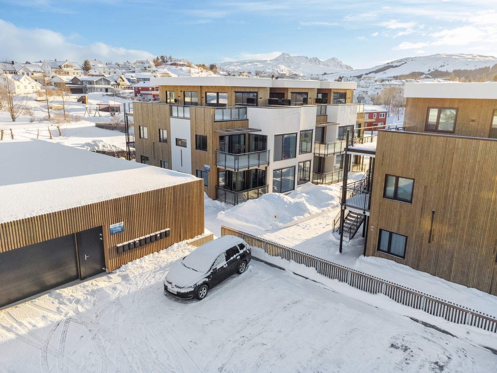 Hver leilighet har 1 parkeringsplass i parkeringshus og 1 oppstillingsplass foran parkeringshuset. Galleribilde