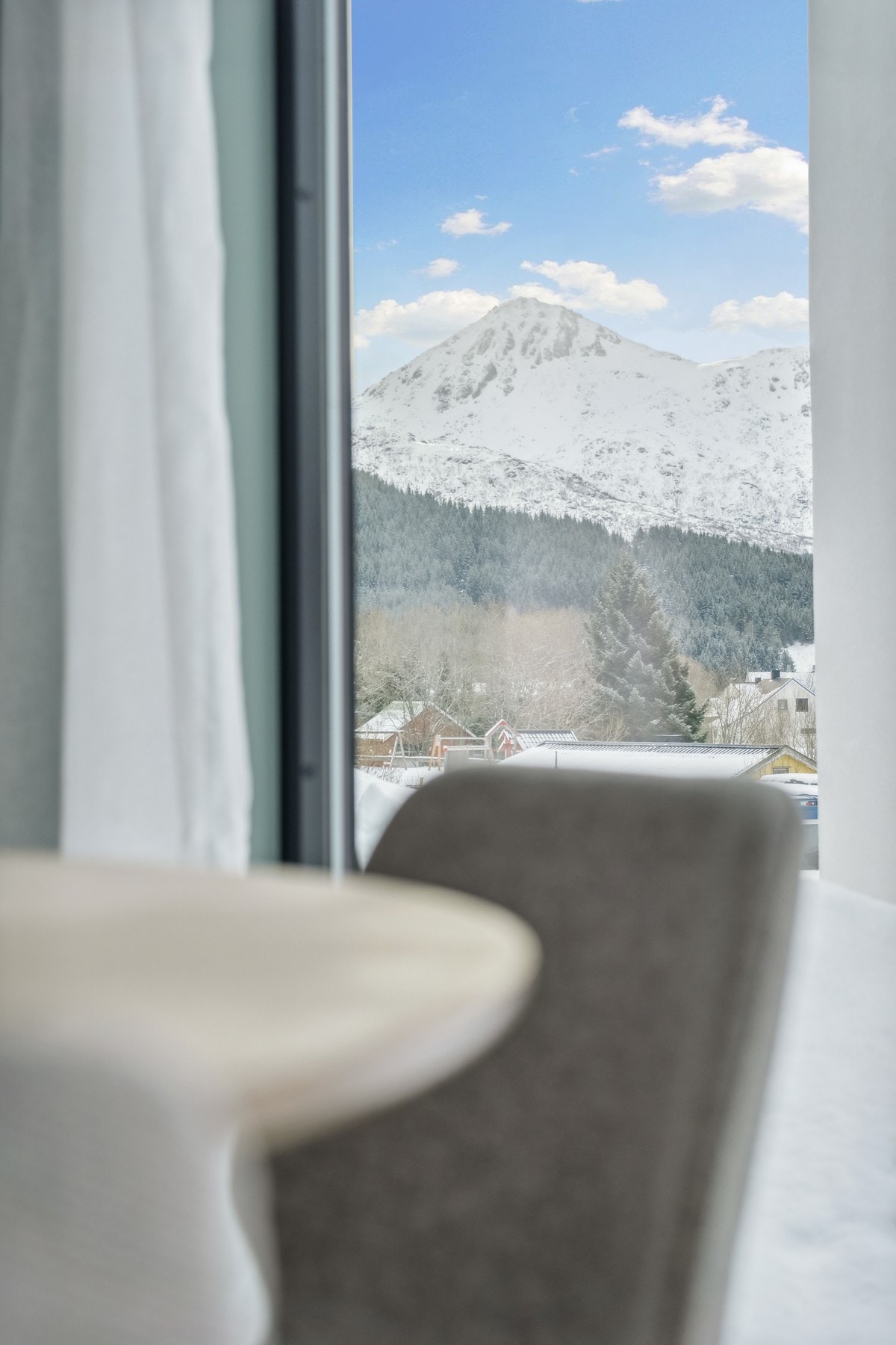 Fra spisebordet ser du mot den populære fjelltoppen Bulitind. Galleribilde