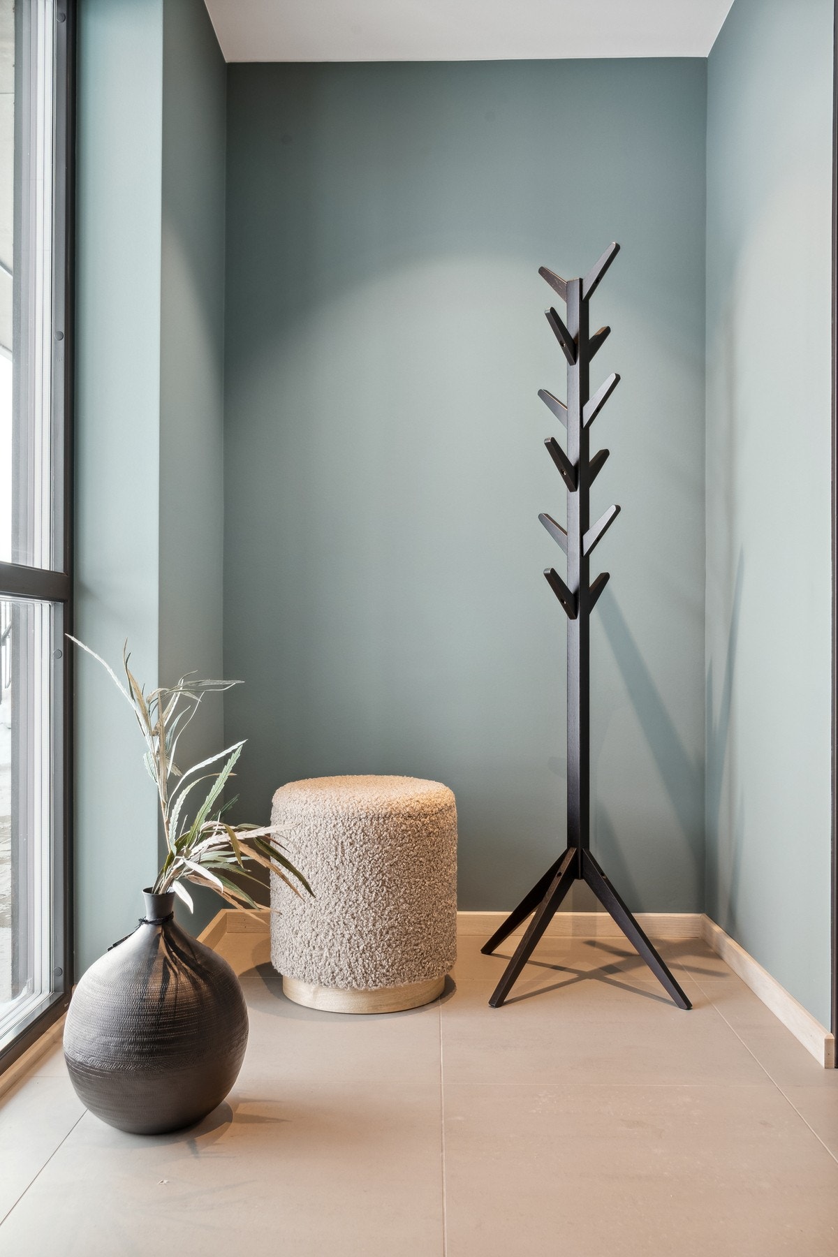 Stort vindu gir mye naturlig lys i rommet. Gode muligheter for garderobeløsning. Galleribilde