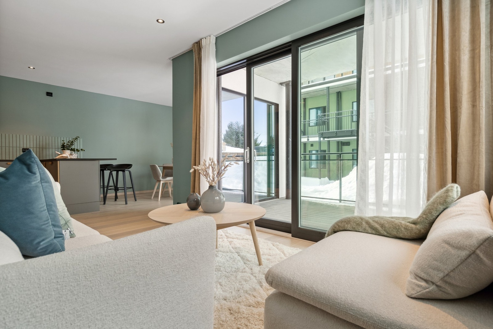 Leiligheten har gjennomgående høy standard med bl.a. 1-stavs hvitlasert eikeparkett, utstrakt bruk av downlights og listefri overgang mellom tak og vegger og til vinduer. Galleribilde