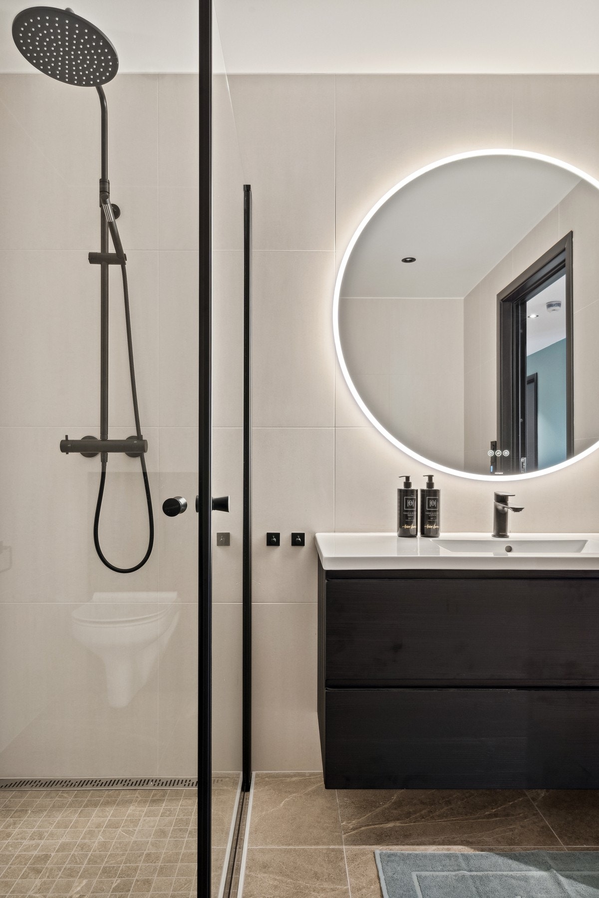 Badet har lekker innredning, dusj og speil fra Vikingbad. Galleribilde