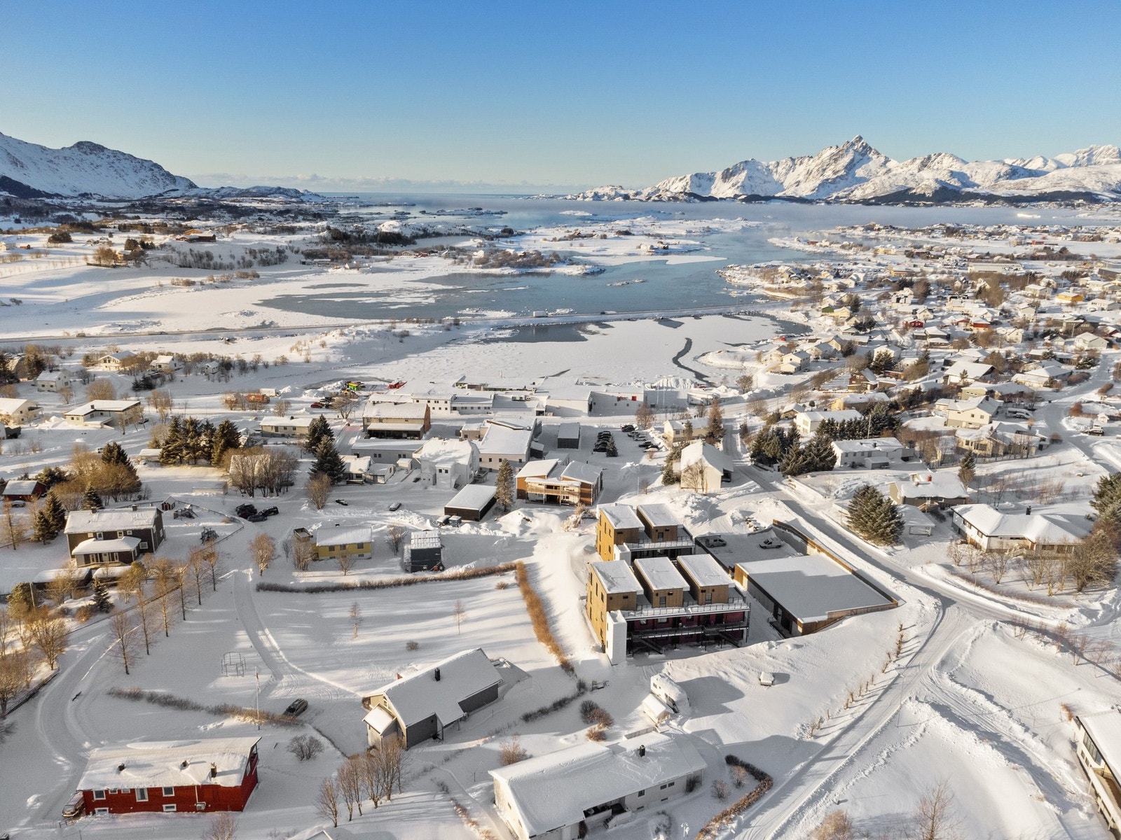 Her er det gangavstand inn til Leknes sentrum. Du kan enkelt både til fots, sykkel, bil eller sparkesykkel, nå alle stedets fasiliteter. Galleribilde