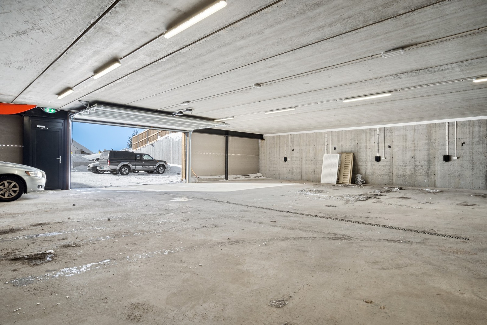 Bilen parkerer du trygt og tørt i felles garasjeanlegg for sameiet. Klargjort for elbil-lader på parkeringsplassen. Galleribilde