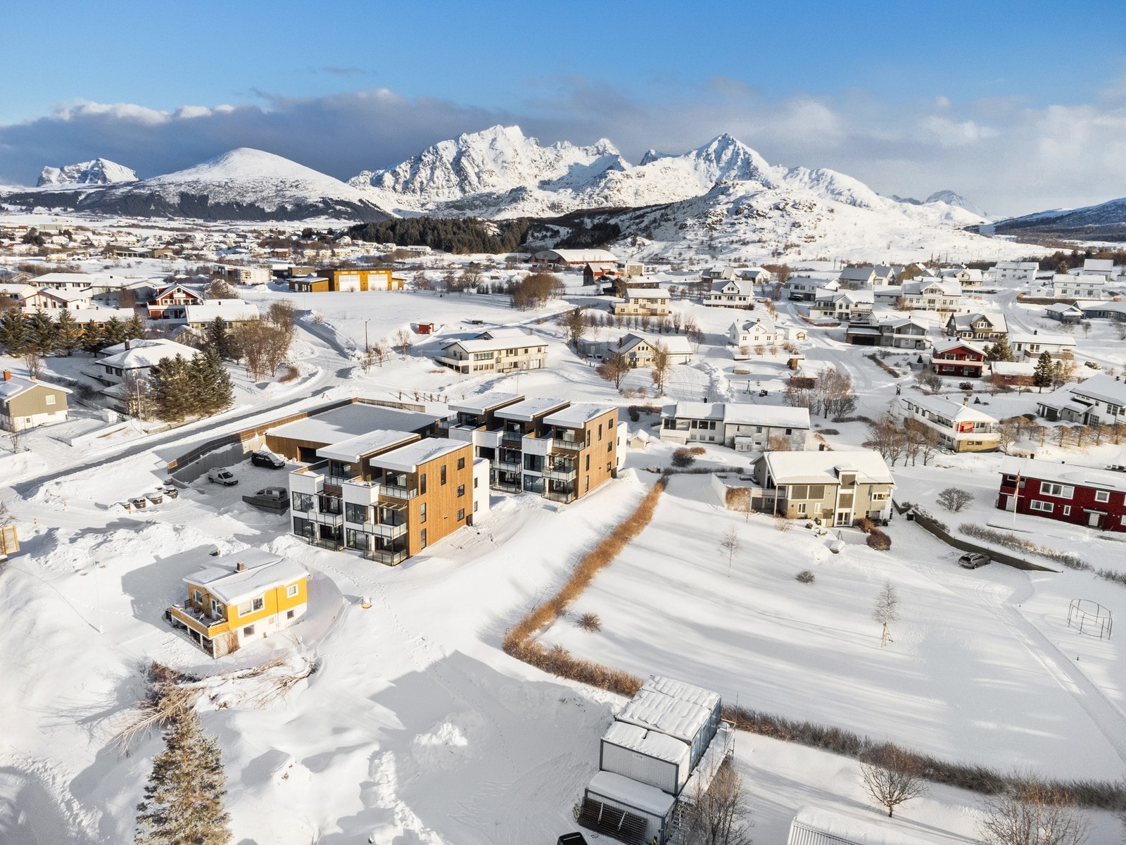 Inngangen til turløypa er like bak sameiets eiendom. Her går du rett inn i løypa, som om vinteren fungerer som skiløype og om sommeren er en populær tursti. Galleribilde