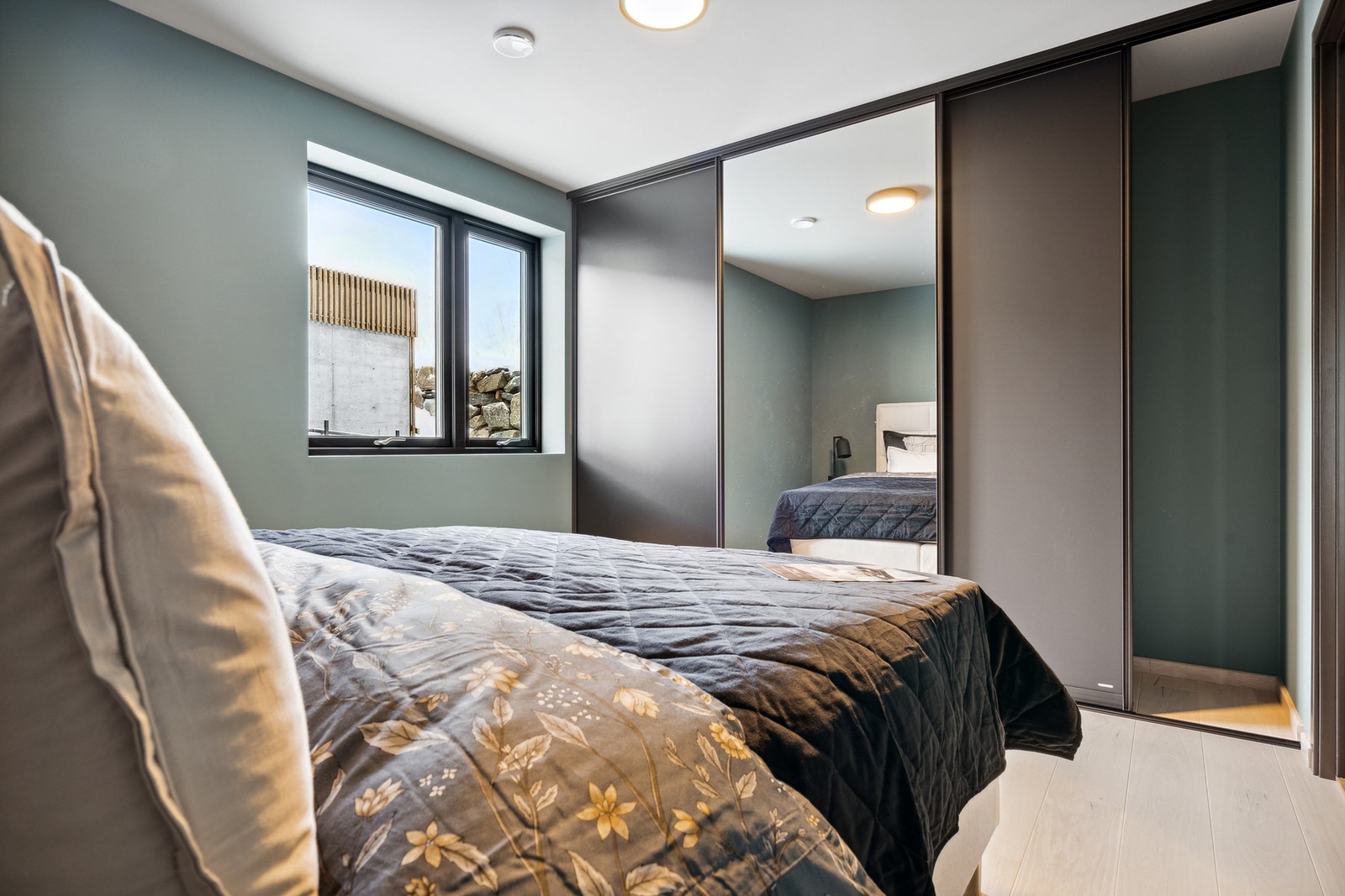 Stor skyvedørsgarderobe med helfigurspeil. Galleribilde