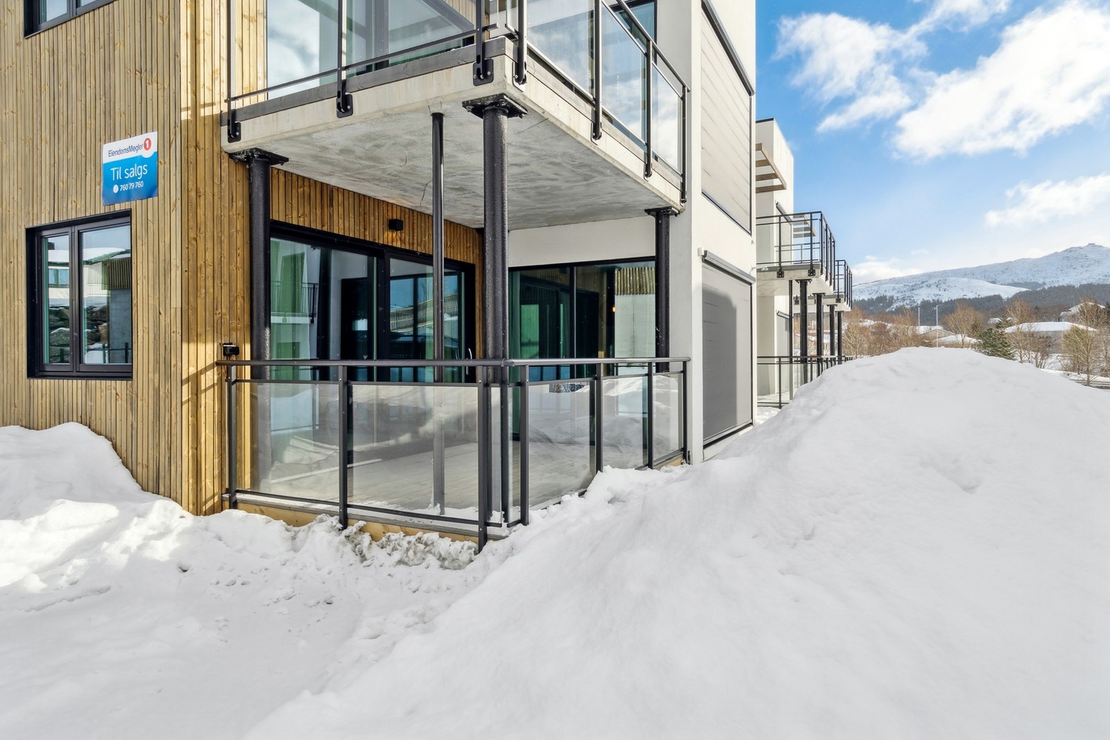 Leiligheten har screens solskjerming i front foran vinduene i spisestuen. Galleribilde