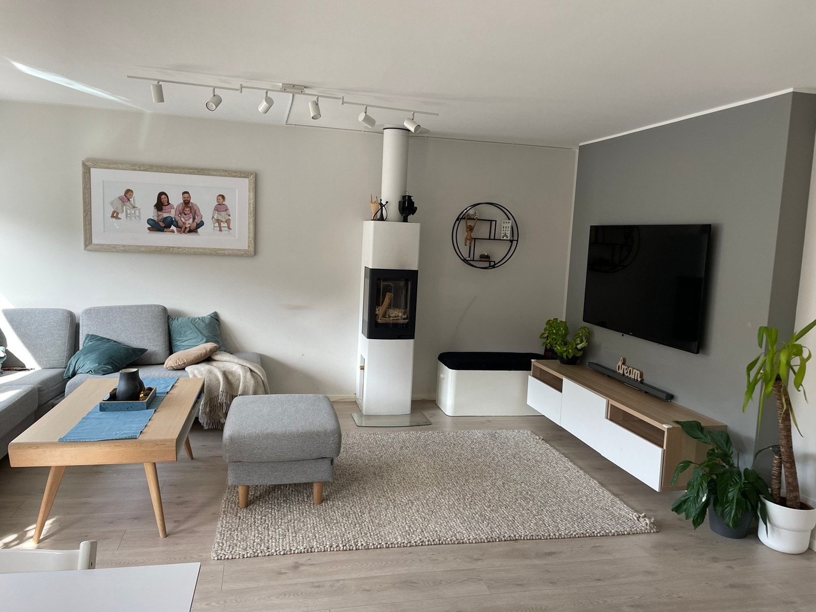 Stue med peis og underholdning Galleribilde