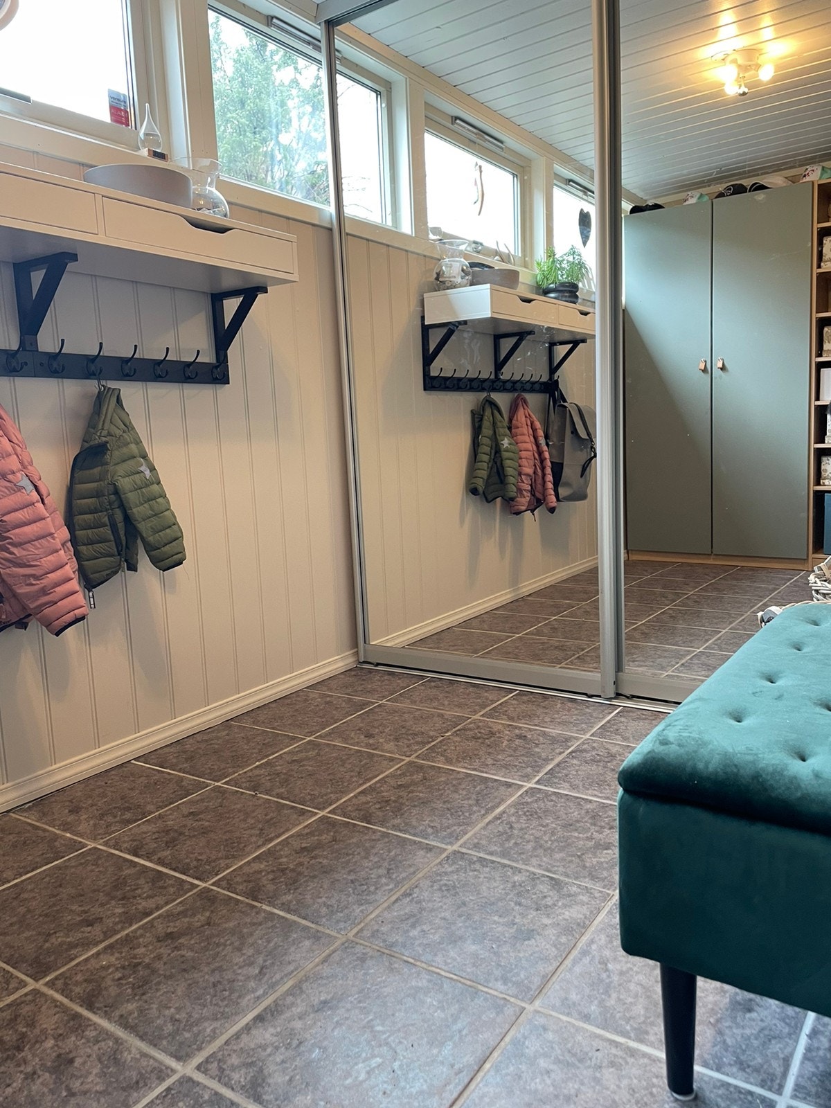Skyvedørsgarderobe til oppheng og skoskap til sko Galleribilde