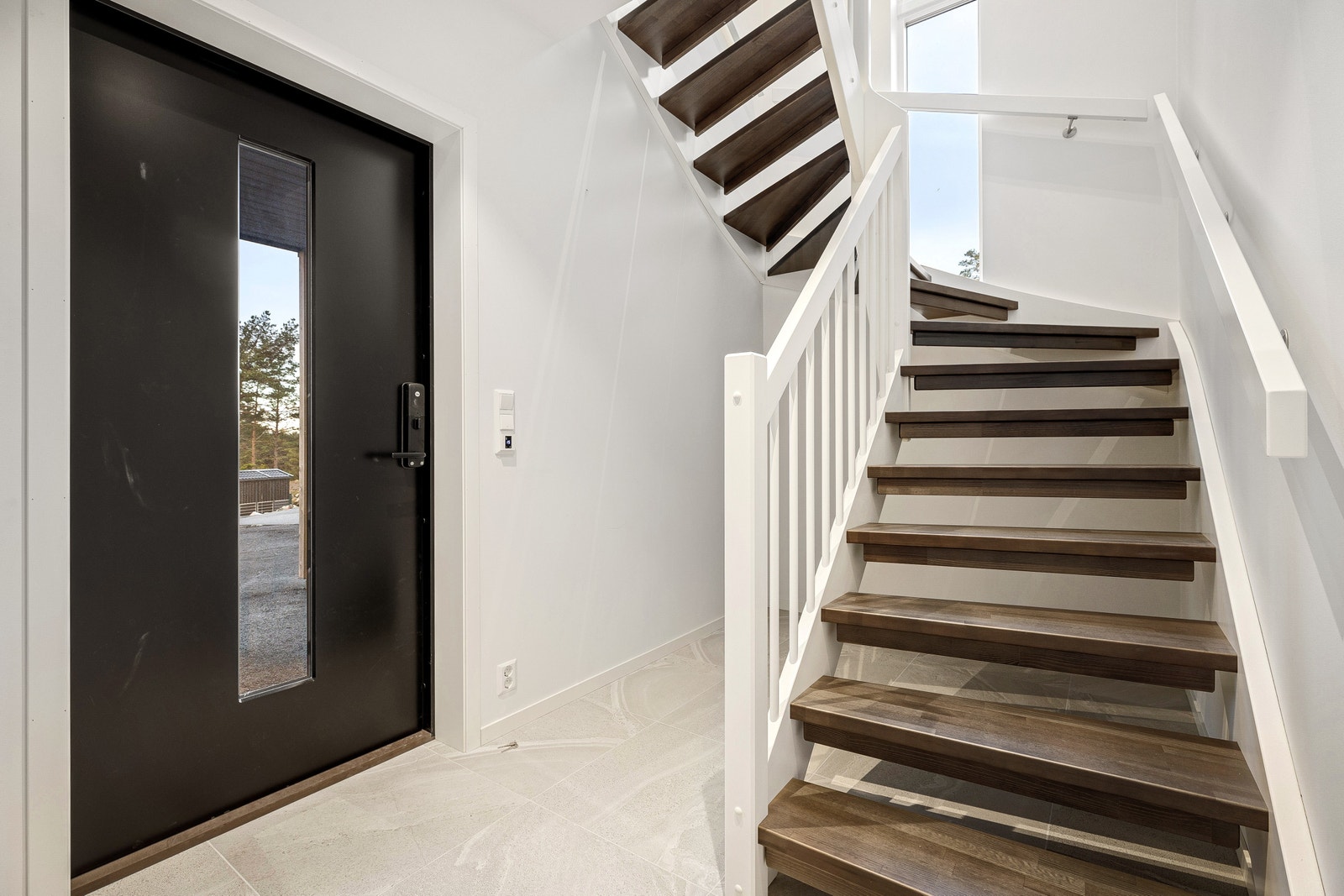 Svartmalt Tower dør med Yale Doorman Galleribilde