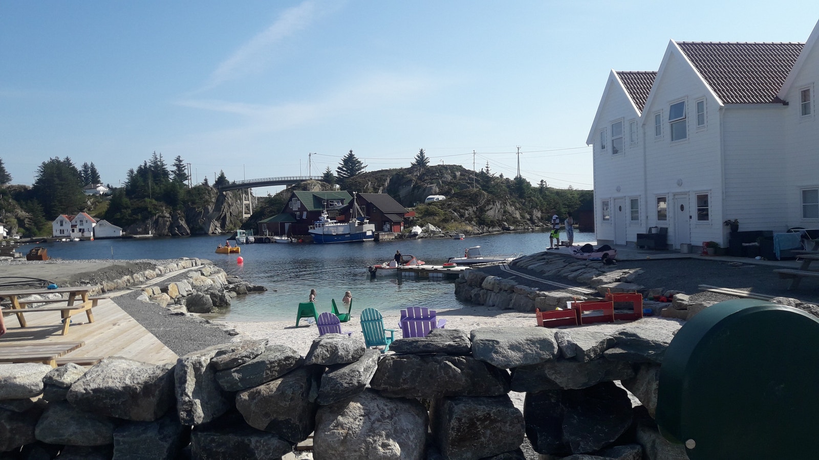Lun og skjermet sandstrand. Galleribilde