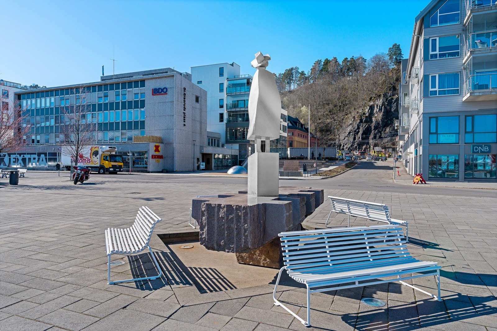 Holmestrand sentrum har bl.a. koselige kafeer, restauranter, apotek, vinmonopol og en rekke klesbutikker med mer Galleribilde