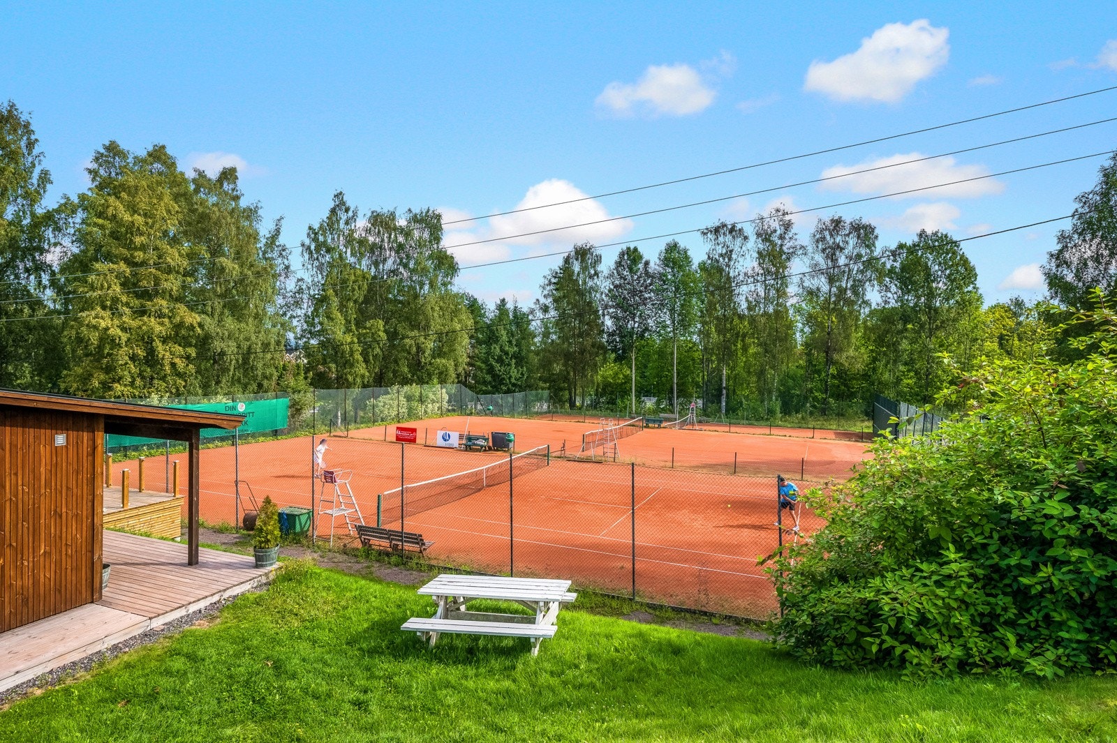 Bassengparken ligger i nærområdet og her kan man bl.a. spille tennis og frisbeegolf Galleribilde