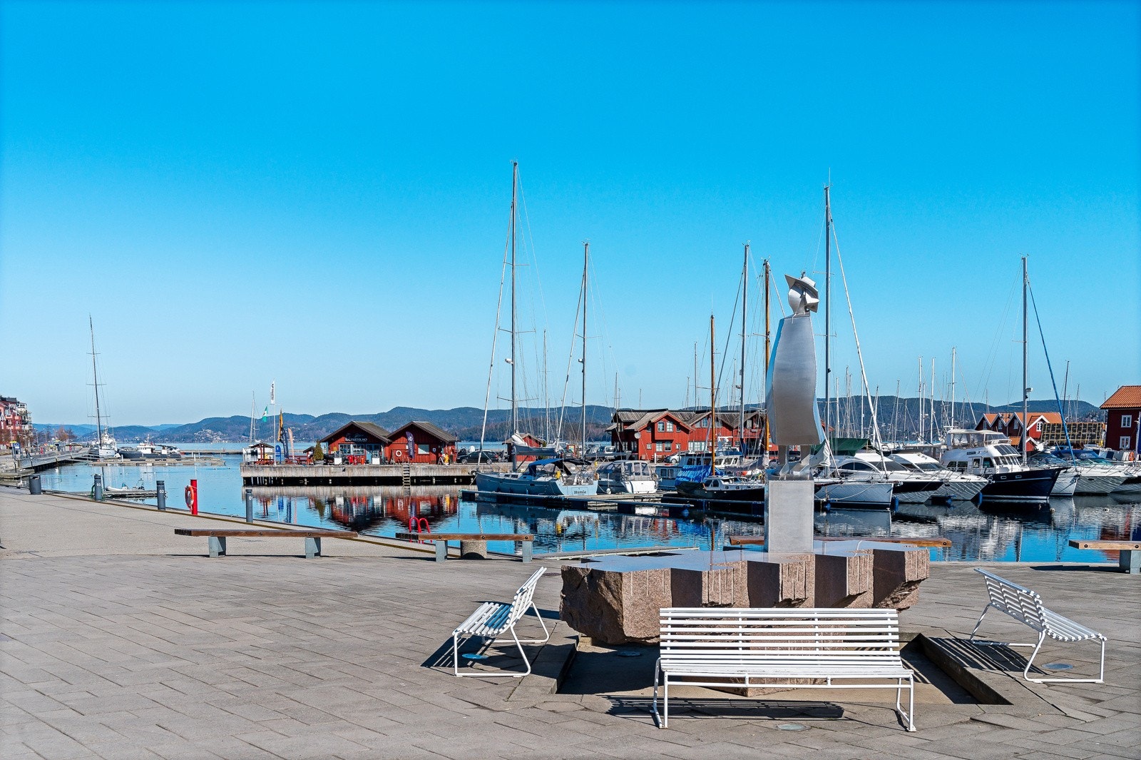 Holmestrand har en herlig beliggenhet ved fjorden, og om sommeren yrer det av liv i båthavna Galleribilde