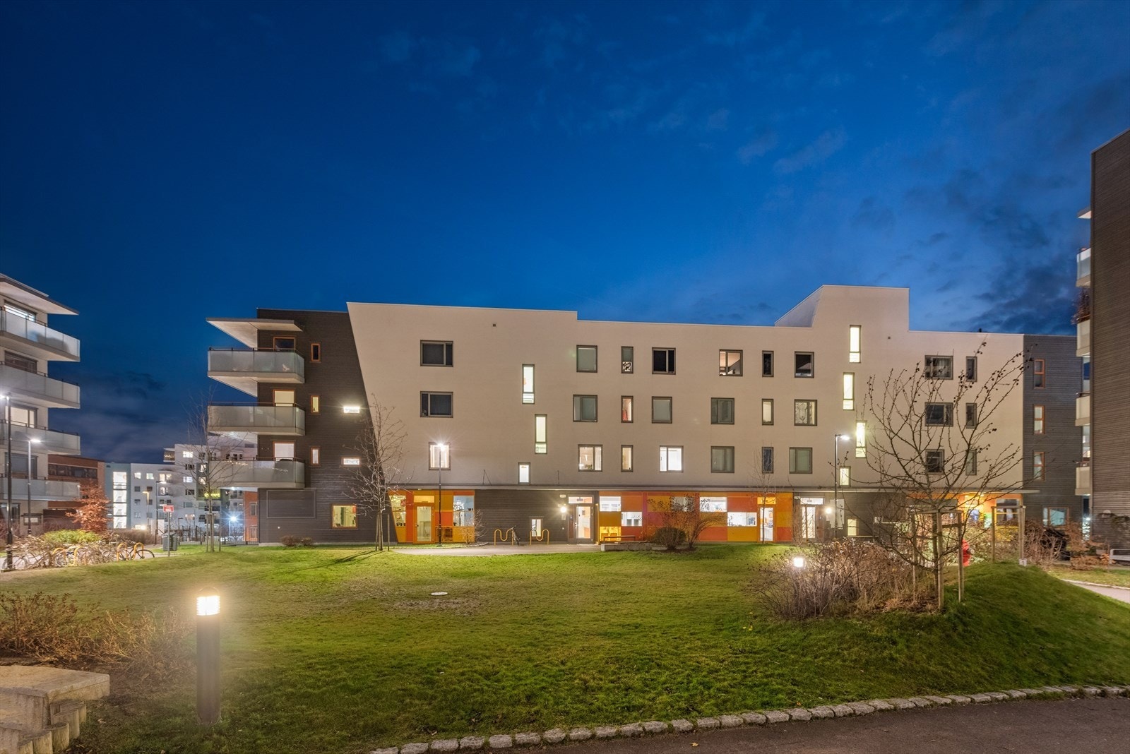 m, fasade fra gårspark Galleribilde