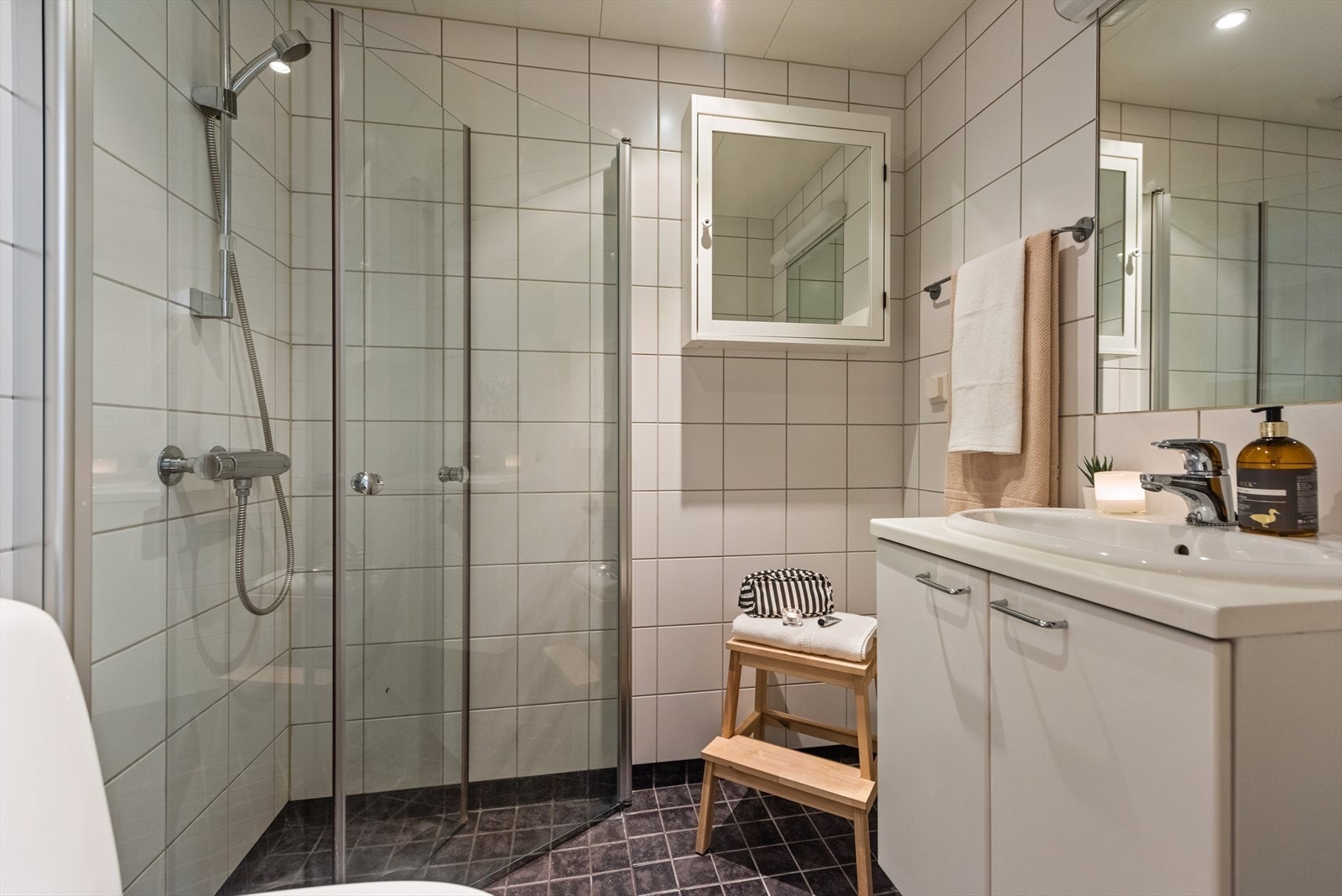 m, flislagt bad med varmekabler Galleribilde