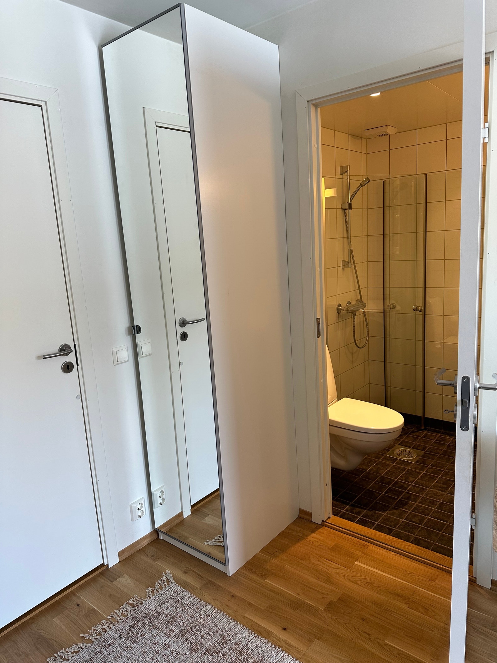 garderobeskap med speil Galleribilde