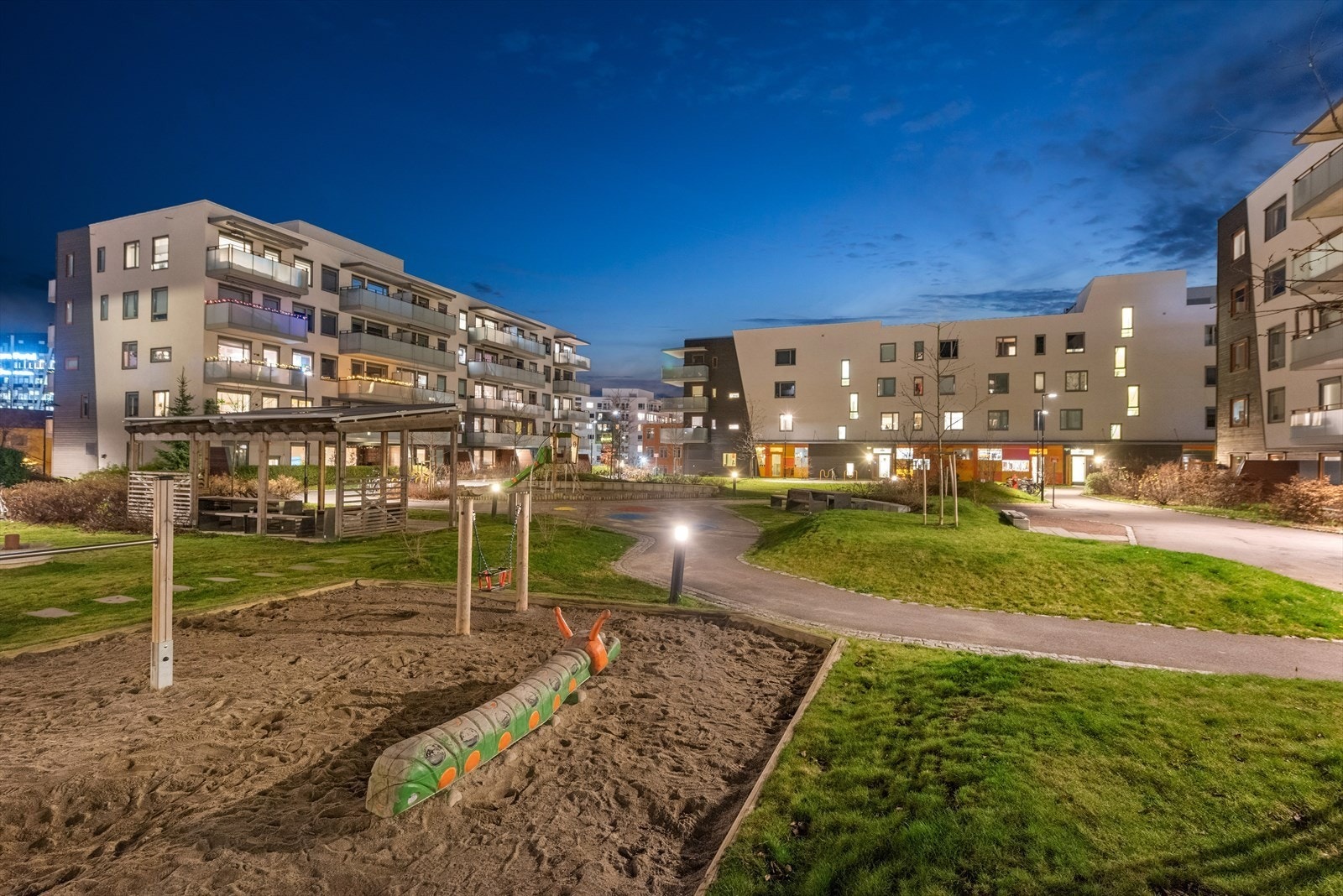 m, fint fellesareal med flere sittegrupper Galleribilde