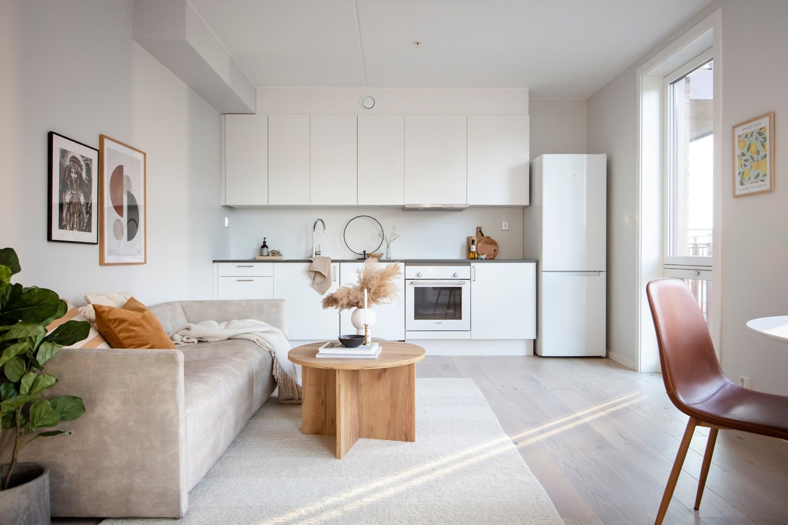 Stue med åpen kjøkken løsning Galleribilde