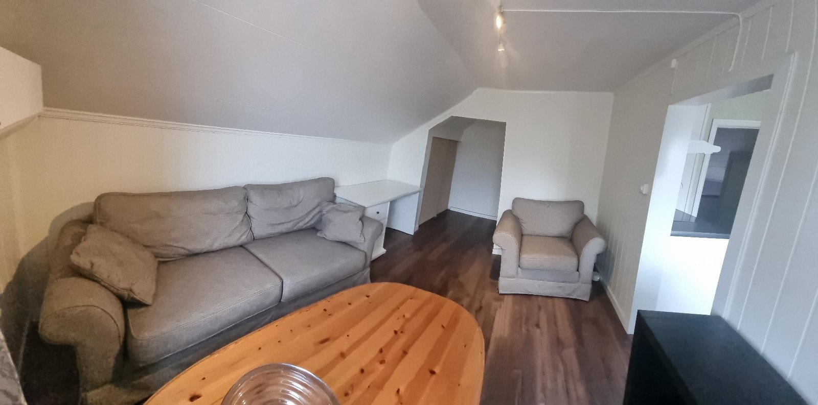 Stue.(med lagerbod innerst. )Møblert. Galleribilde