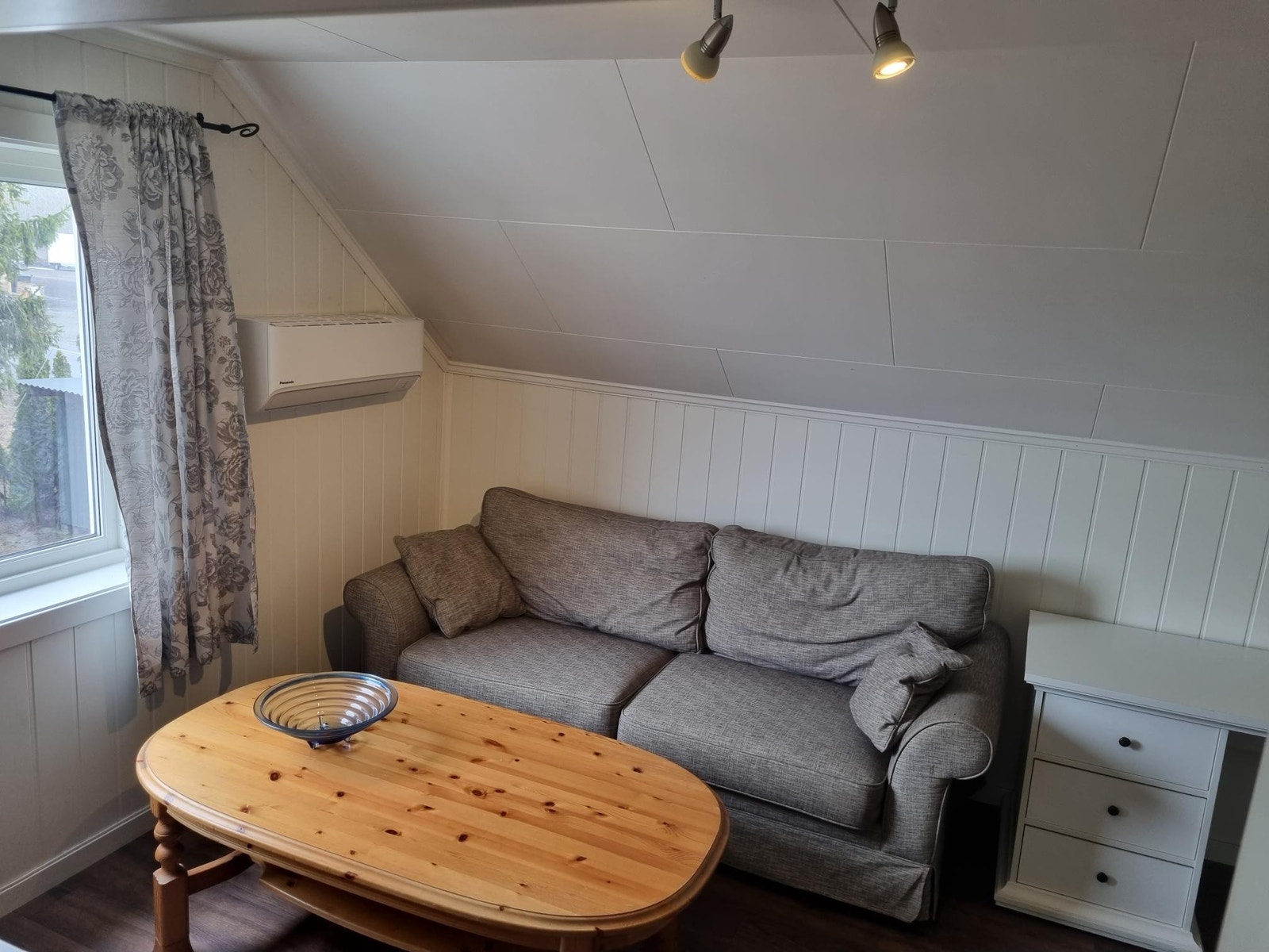 Sofa ,bord og skriverbord. Galleribilde