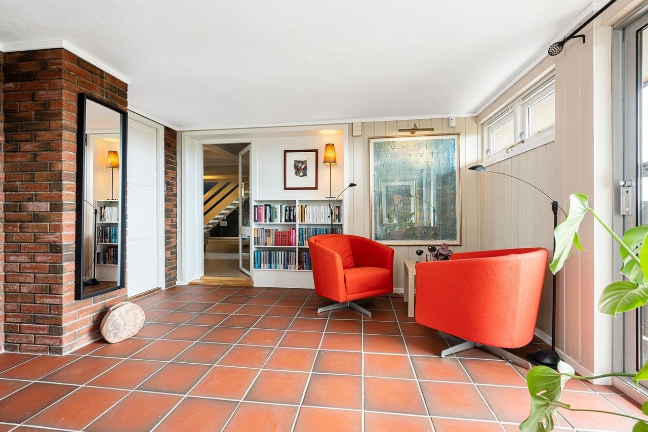 Stuen er i dag møblert med sovesofa som gir ekstra sengeplass til 2 pers. Fra stuen er det utgang til en fantastisk terrasse med særdeles gode solforhold! Galleribilde