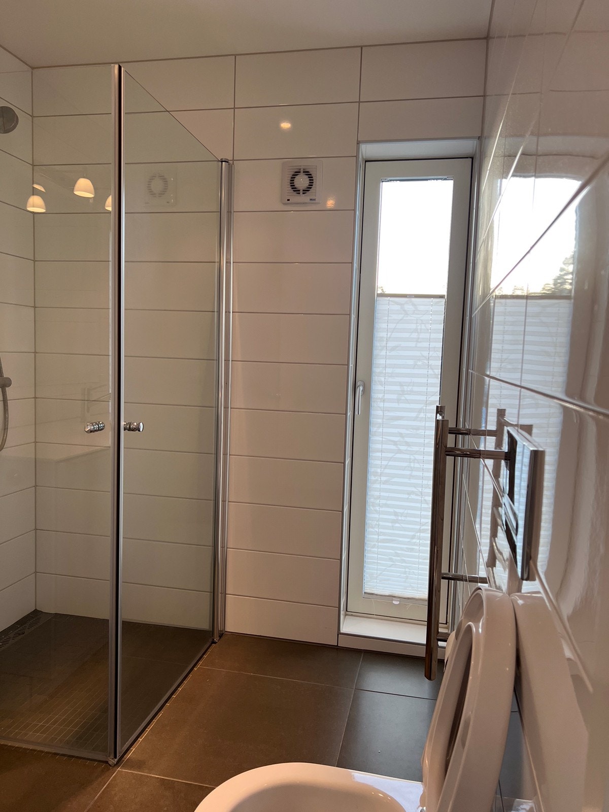 Badet fra inngang mot dusjhjørne Galleribilde