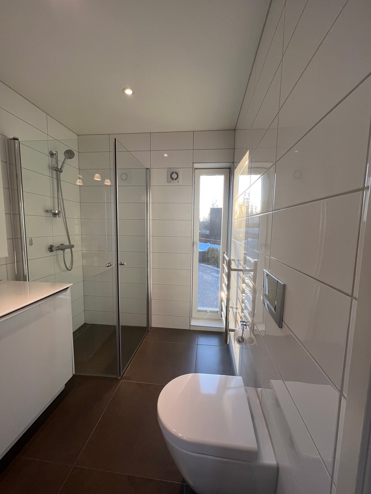 Badet fra dusjhjørne - under oppvasken er innebygget kombinert vaskemaskin med tørketrommel Galleribilde