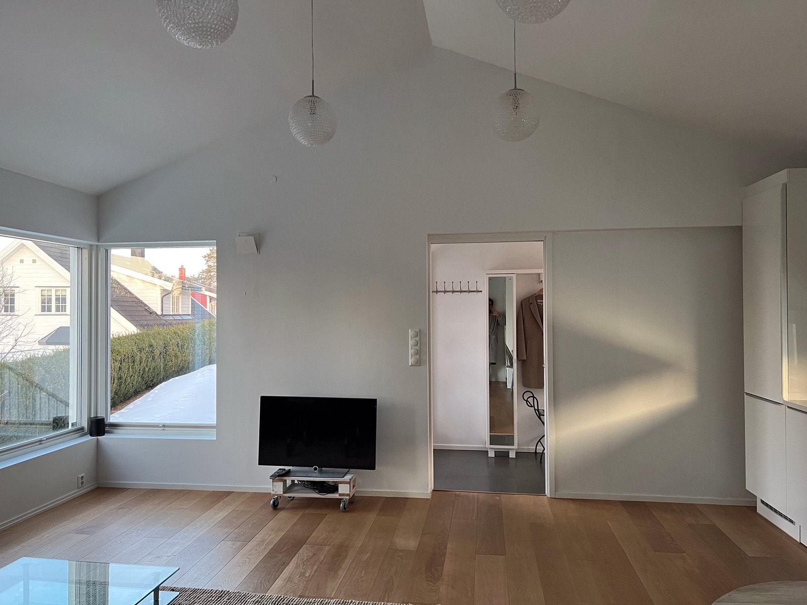Stuen fra øst mot inngang fra entre Galleribilde